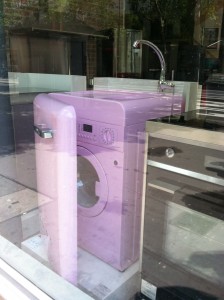 A washing machine/sink.