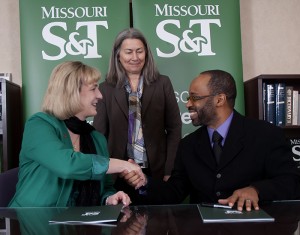 Pictured, from left: Missouri S&T Chancellor Cheryl B. Schrader; Laura Stoll, vice provost and dean for enrollment management at S&T; and Roderick Crowder, curriculum coordinator and faculty lead in Richland College’s engineering department at signing on Feb. 26.