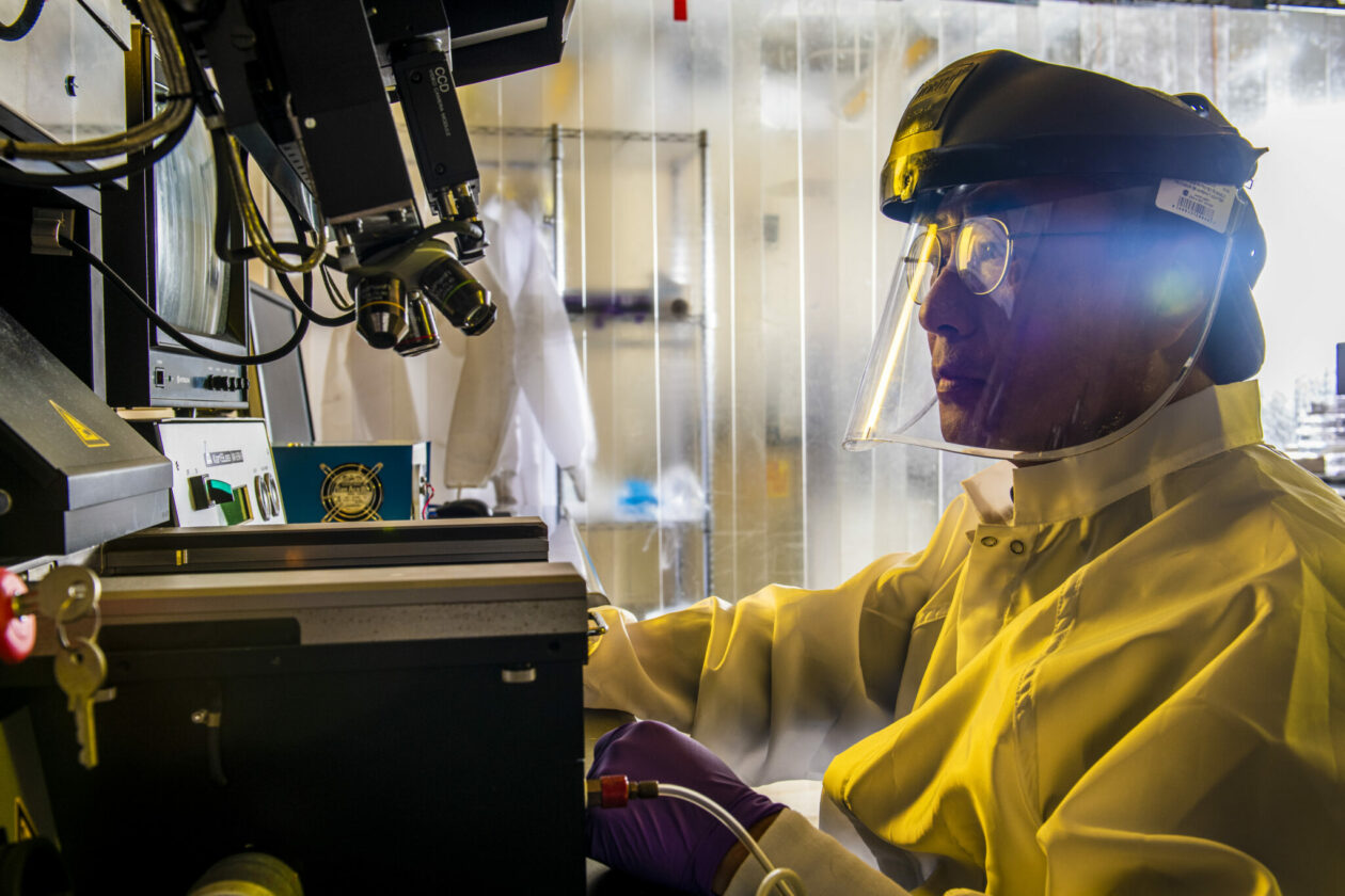 Photo of Dr. Chang-Soo Kim working in the lab