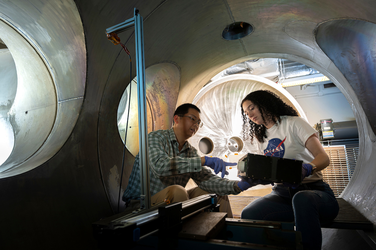 Han and Schreckenberg in vacuum chamber