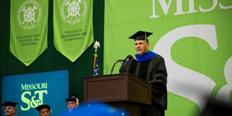 Oak Ridge National Laboratory leader offers advice to Missouri S&T Ph.D. graduates