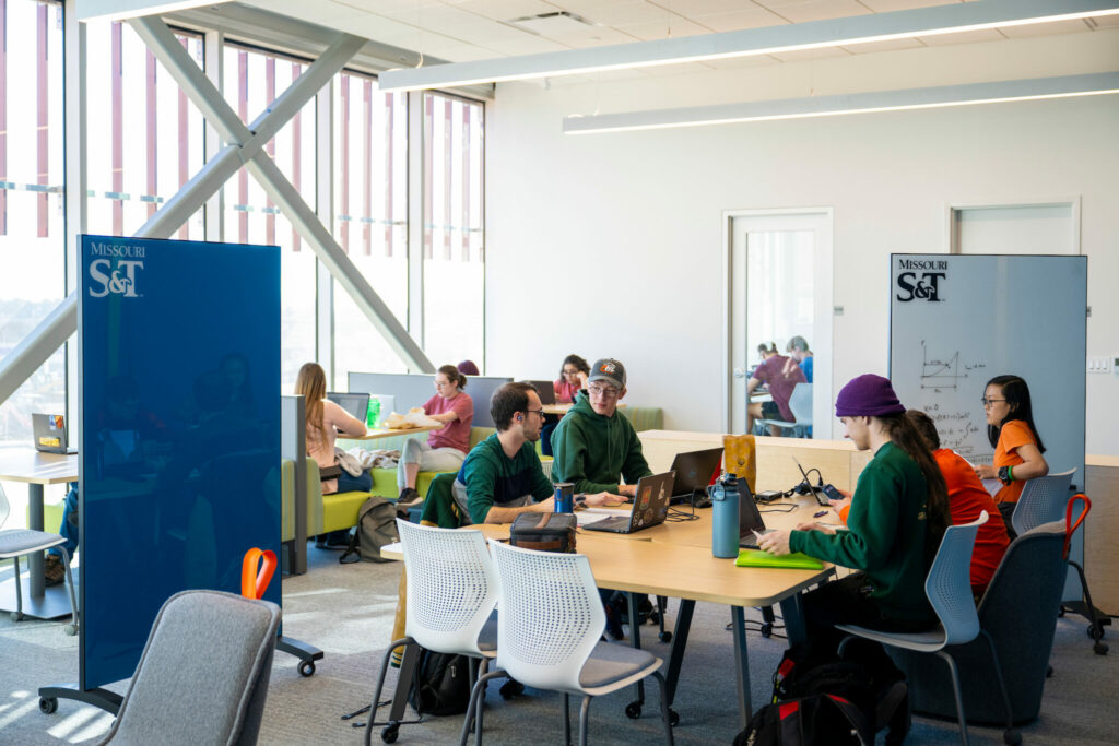 Students collaborate in Innovation Lab