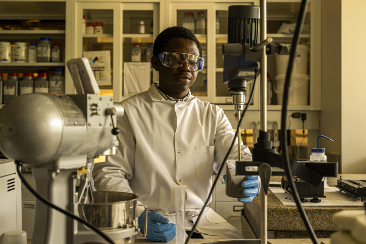 Dr. Ugochukwu Ewuzie works in a Missouri S&T laboratory.
