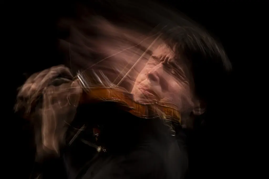 Fast playing violinist