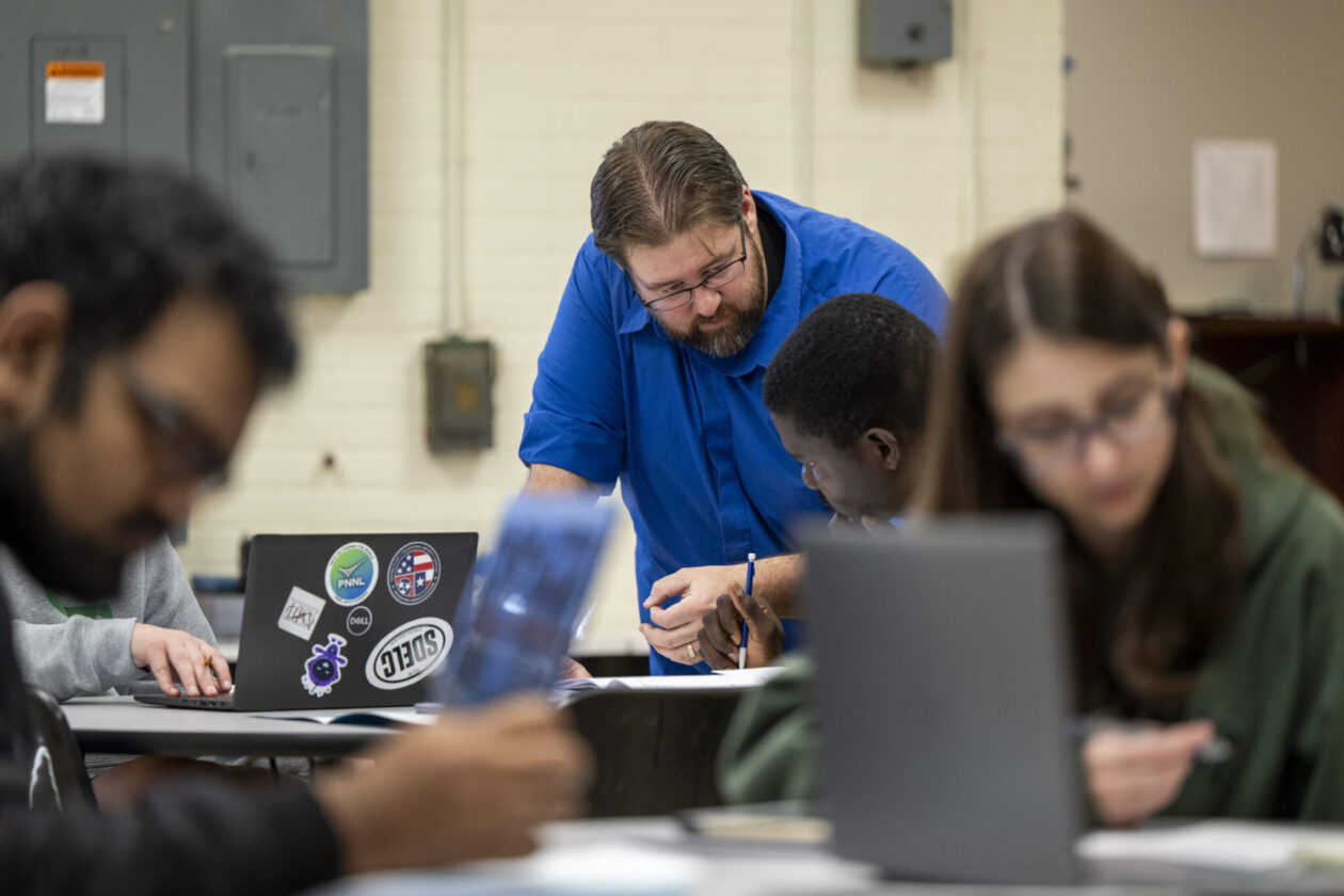 Dr. Joshua Schlegel, center, works with students in a Missouri S&T classroom. Photo by Michael Pierce/Missouri S&T.
